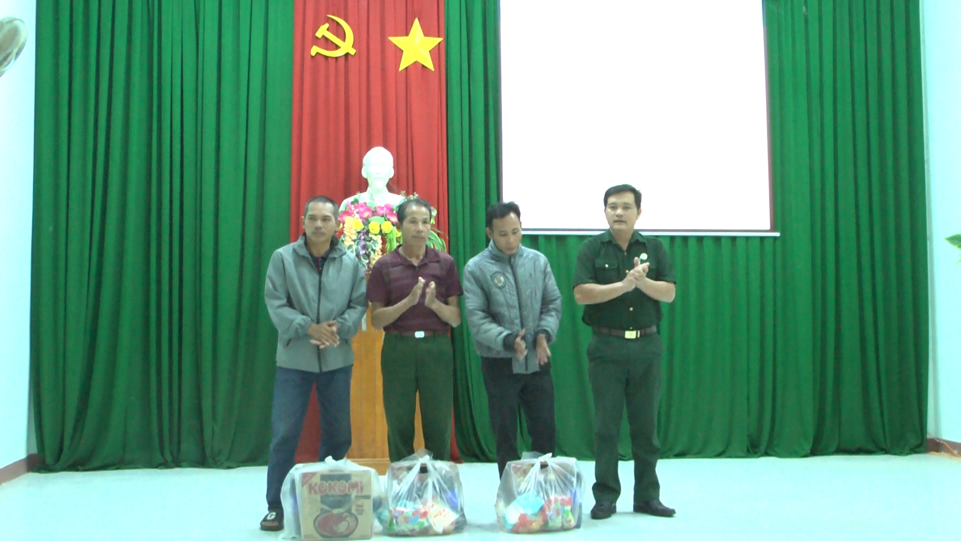 a đoan trao quà